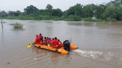 Gujarat floods: NDRF rescues senior citizen, 4 others from Junagadh ...