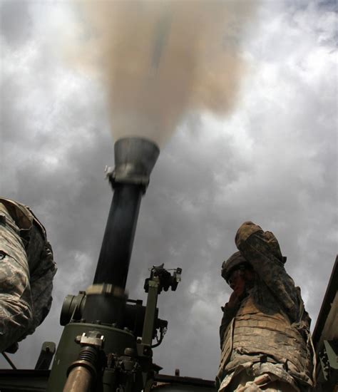 Soldiers perform mortar training during Exercise Rising Thunder ...