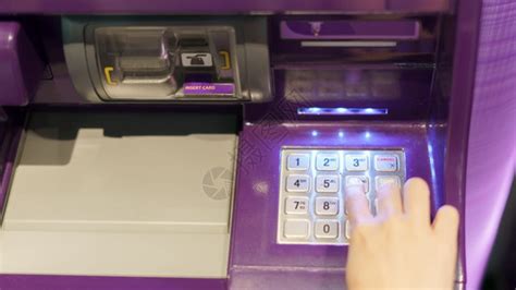 在自动取款机上能不能查银行卡号`-百度经验