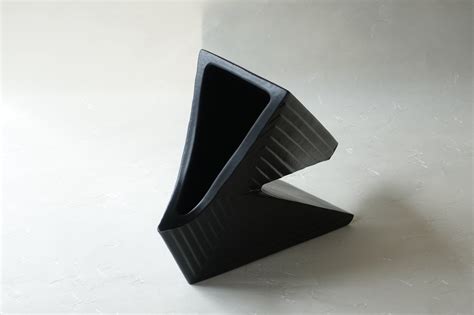 信楽焼 トライアングル 変形 花器 黒 | 小林漆陶
