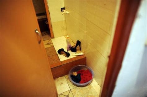17岁少女被4名陌生男带走 回家洗20多次澡后死亡_社会关注_第一雅虎网