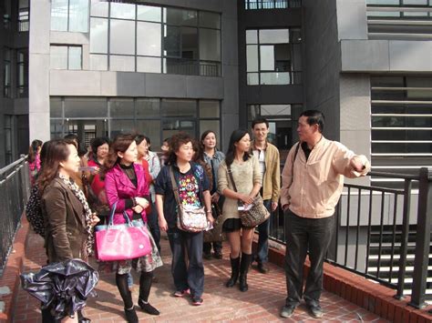 大学外语教学部组织教师到花溪新校区实地考察-贵州师范大学新闻网