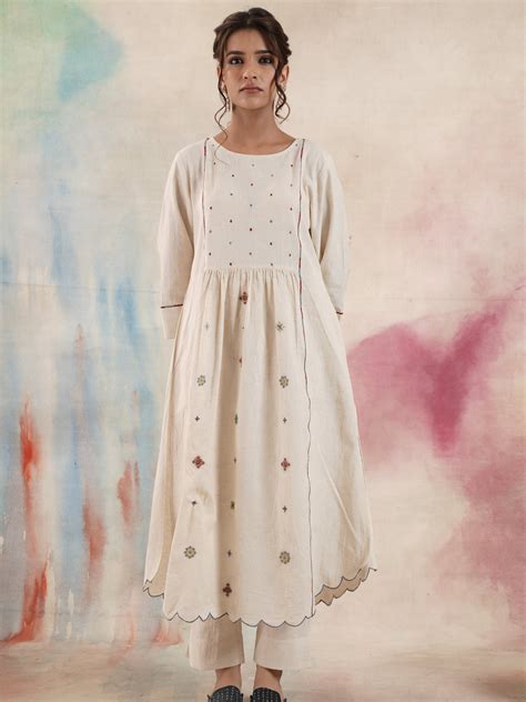 Women's Off White Embroidered Kurta Set