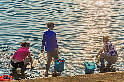 河边洗衣服的妇女,女性女人,人物百态,摄影素材,汇图网www.huitu.com