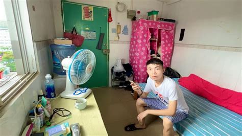 小伙在富士康打工，租房400多一个月，深圳36度天气就是没有空调 - YouTube
