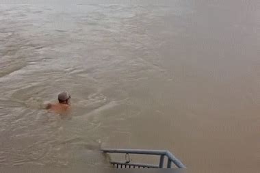 东莞暴雨，一男子竟在洪流中“游泳”，随后操作感动众人，为他点赞_游泳_洪流_操作