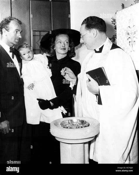 Bette Davis, centre, et troisième mari, William Grant Sherry, gauche ...