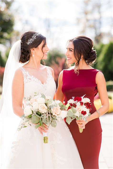 Entire Wedding Party Shares Bride 的图像结果