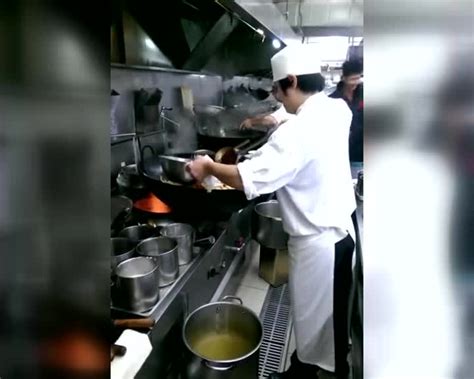 超霸气的餐厅炒菜师傅 炒菜炒出翘翻地球的气势 - 搜狐视频