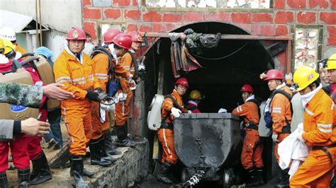 山东济宁煤矿事故被困者附近温度高 已派多人救援 - 雪花新闻