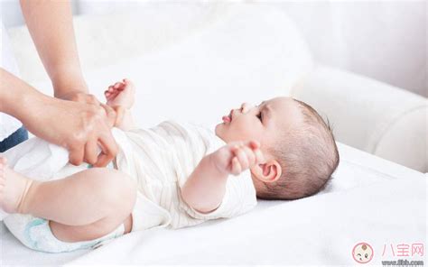 为宝宝更换尿布用什么样的爽身粉 如何正确给宝宝换尿布 _八宝网