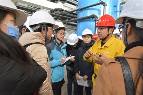 3月14日上午，徐州华鑫发电有限公司（简称“华鑫项目”）举办“公众开放日”活动，中国矿业大学环境工程专业58名大四学生在老师的带领下来到公司参观学习。