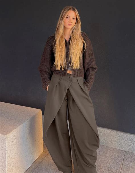 Barrel trousers with pleats - Women | Bershka