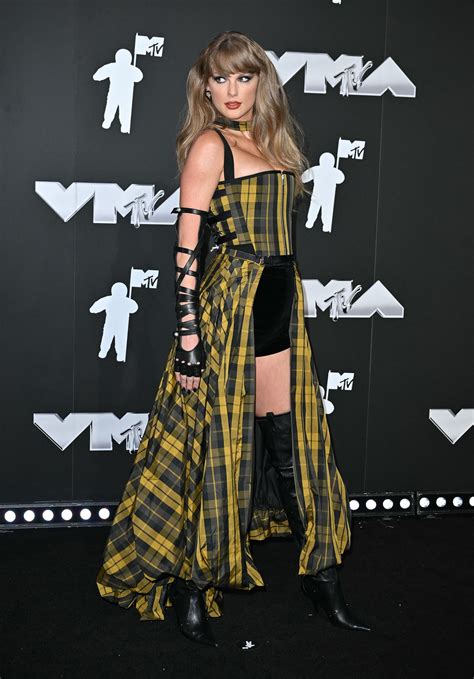 2024 MTV VMAs: Taylor Swift hits the carpet in edgy plaid dress - ABC News