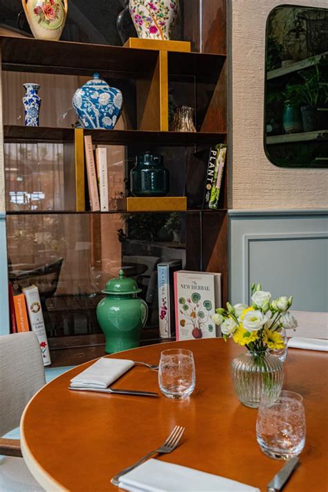 Small Restaurant Table 的图像结果