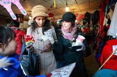 Miss Malaysia's Henry Priya Deborah (L) and Miss South Korea's Cho Eun ...