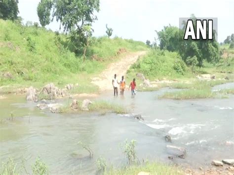 No bridges in Jharkhand's Upar Konki panchayat, villagers face ...