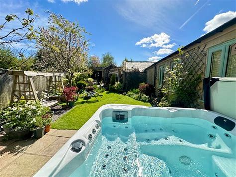 HADRIAN THERAPY & SPA (Bingfield) - Guesthouse Reviews & Photos ...