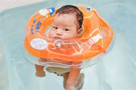 带着游泳圈洗澡的婴儿高清图片下载-正版图片501425177-摄图网