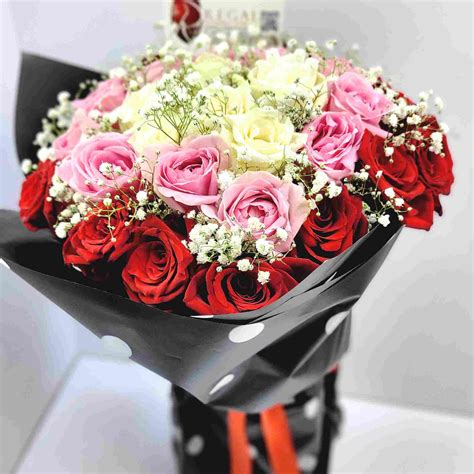 Bunch Of Pink And Red Roses
