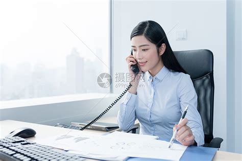 办公室里微笑打电话的职场女性高清图片下载-正版图片500709623-摄图网