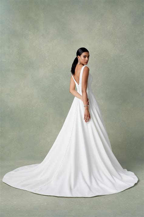 Simple A-Line Wedding Dress With Buttons| Kleinfeld Bridal