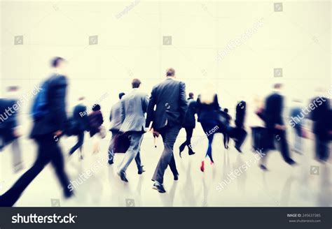 Business People Walking Fast 的图像结果