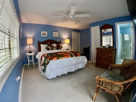 AUTHORS KEY WEST GUESTHOUSE - Motel Reviews, Photos, Rate Comparison ...