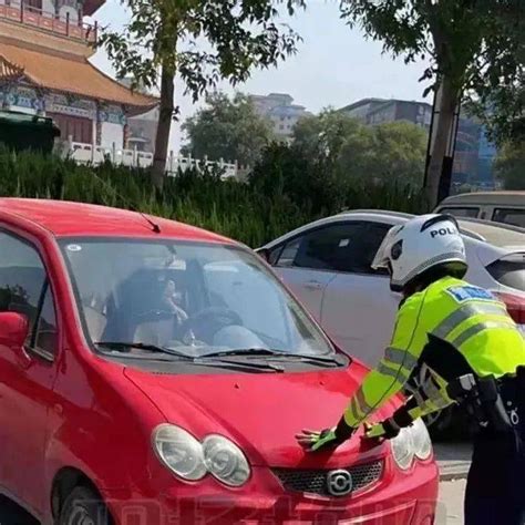 “粗心司机”忘拉手刹溜车，莘县交警紧急除险获赞！_车辆_铁骑_向前