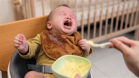 What to Do When Your Baby Isn’t Doing Well With Solid Foods