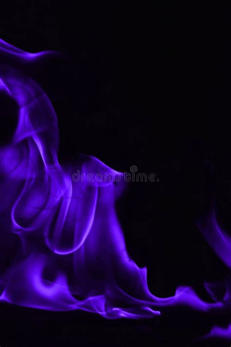 Beautifu紫色火在黑背景发火焰 库存照片. 图片 包括有 地狱, 黑暗, 特写镜头, 地域, 易燃 - 122132736