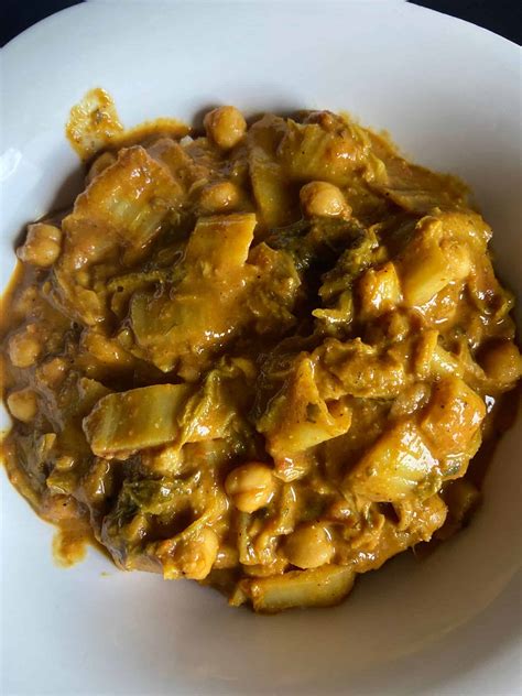 Cabbage and Chickpea Curry - FlyPeachPie