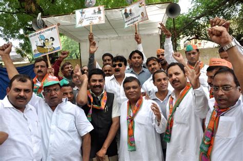 Delhi BJP investor cell activists shouting slogans