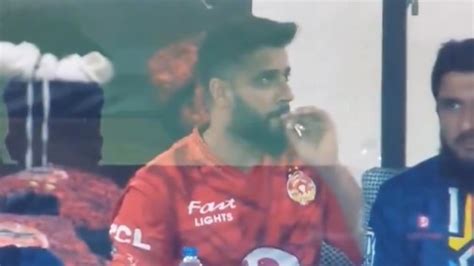 Viral Video: Imad Wasim Caught Smoking In Dressing Room During MS vs IU ...
