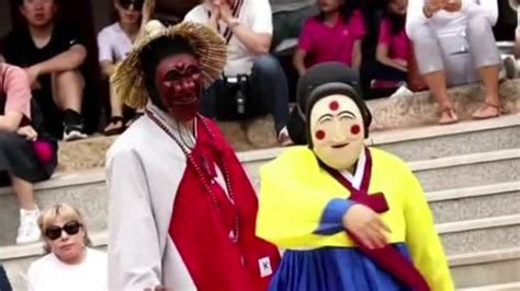 韩国河回村传统文化“假面舞”，流传至今已经八百年这么久了！_凤凰网视频_凤凰网