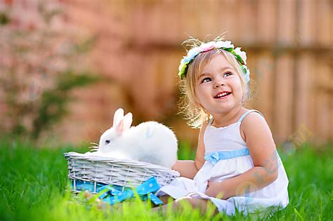 小女孩和可爱兔子高清图片下载-找素材