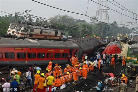 印度本世纪最严重列车相撞事故已致288人死亡，幸存者讲述列车相撞瞬间：10到15个人压在我身上_凤凰网