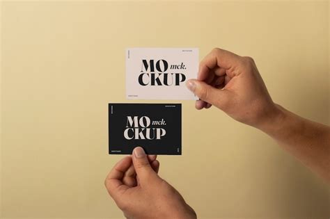 Hand holding greeting card mock-up design | Premium PSD