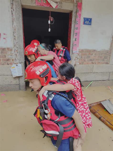 莆田：暴雨突袭，消防救援人员涉水背出留守老幼