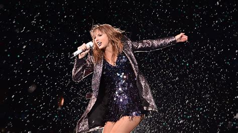 Taylor Swift Whips Off Her False Eyelashes Mid-Concert in Sydney | Allure