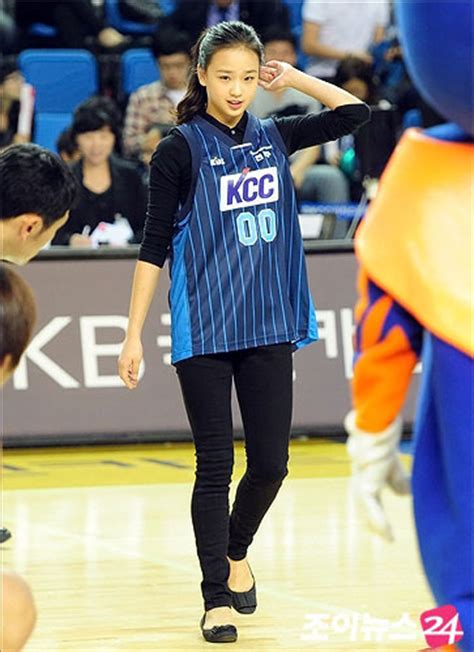 组图：孙妍在现身韩国篮球赛场 秀球技吐舌卖萌-搜狐体育