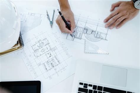 Businessman Working at Desk 的图像结果