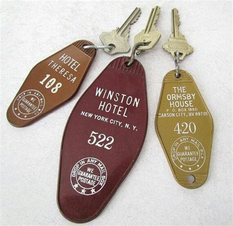 2 OLD ☀UNPRINTED☀ HOLIDAY INN MOTEL HOTEL ROOM KEYCHAINS KEY CHAINS ...