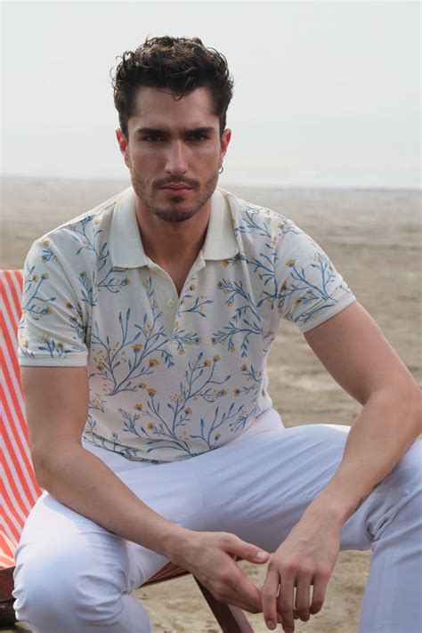 T Shirts for Men: Buy Men's Polo & Round Neck T shirts | Mufti