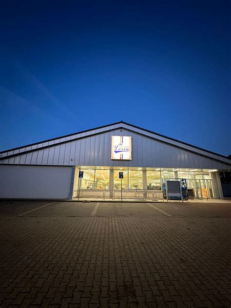 4ter Trödel/ Spezialmarkt auf dem Parkplatz von unserem Supermarkt ...