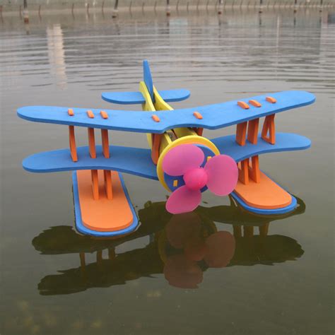 水上漂浮玩具手工制作,水上简易漂浮器材制作,简单手工动力小船_大山谷图库