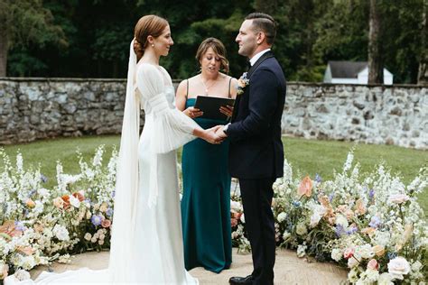 How to Choose a Non-Religious Wedding Officiant