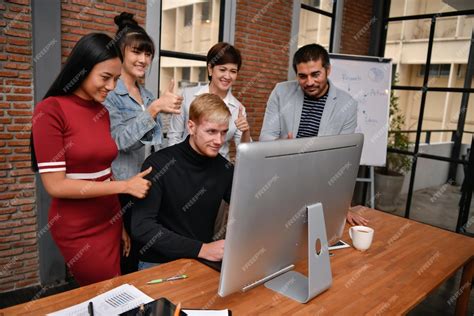 Business People On Right Side of Picture On Computer 的图像结果