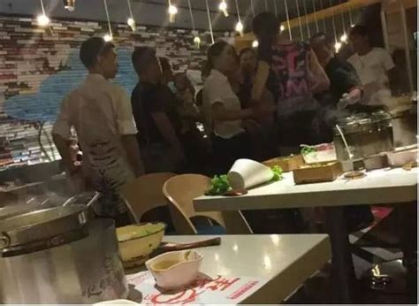 火锅店服务员因争执将一锅热汤浇顾客头上_网易新闻