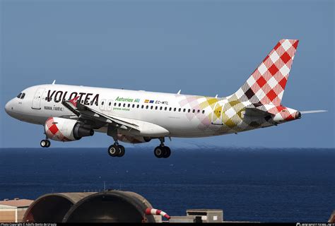EC-MTL Volotea Airlines Airbus A319-111 Photo by Adolfo Bento de Urquía ...